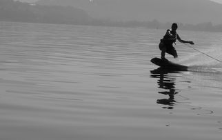 fb体育官网入口-“宽板滑水：东三叉湖赛场见证新一代水上运动的崛起”